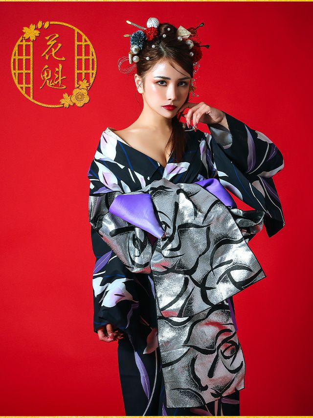 紺地に映える花模様が妖艶な雰囲気の花魁浴衣