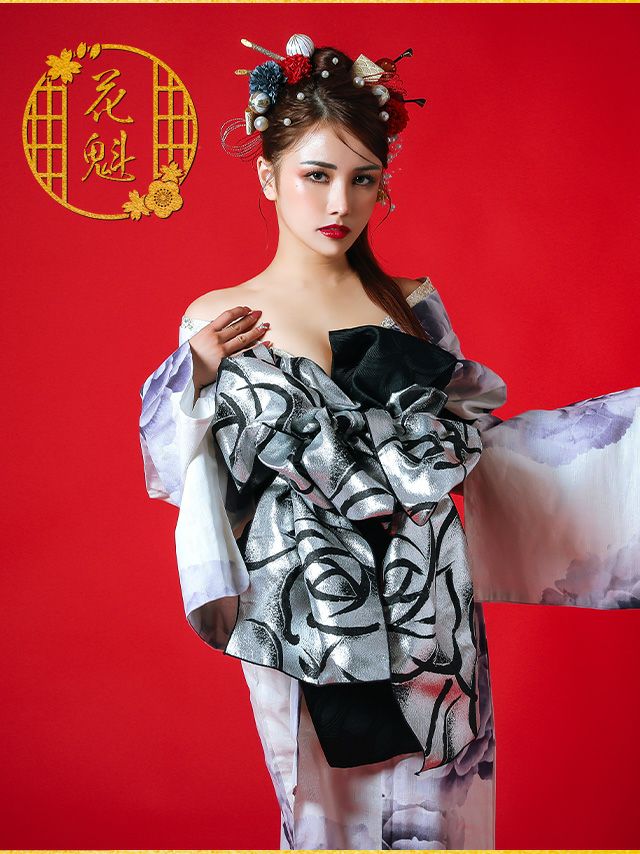 淡い紫模様の浴衣が儚い雰囲気の花魁浴衣