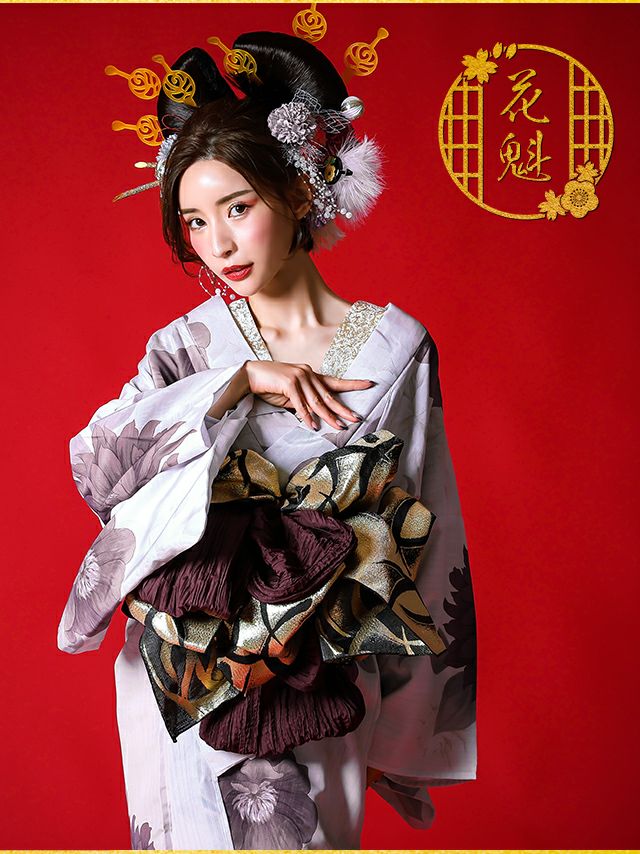 淡いカラーの牡丹で妖艶な雰囲気を醸し出す妖艶浴衣