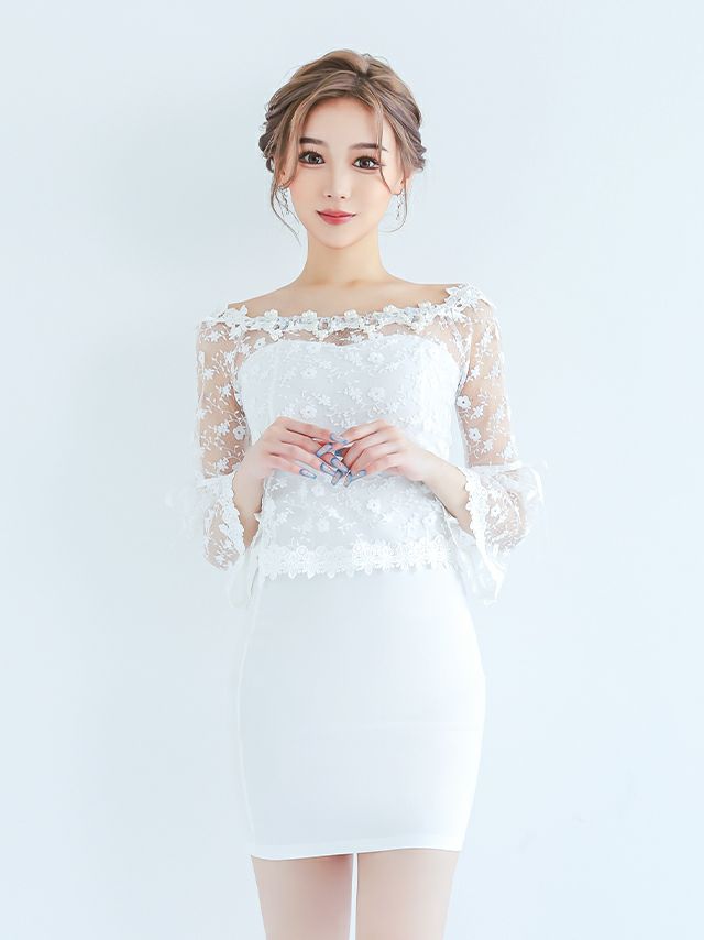 シンプルなのに美シルエット！透明感をまとうベール風ホワイトドレス。