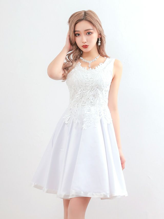 広がるフレアスカートが存在感のあるフラワー刺繍フレアドレス