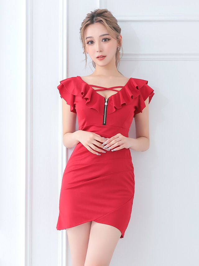 鮮やかな色味が肌を美しく引き立てる！インパクト大のレッドドレス。