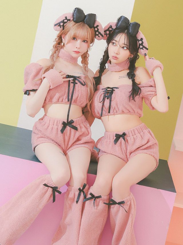 ブラックリボンで小悪魔チックなプードルコスプレ