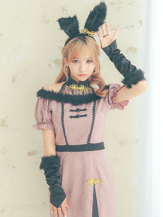 肩カットアウトでセクシーに決まるチャイナバニー♡