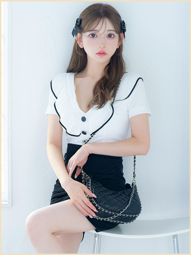 大人っぽいチェーンショルダーがアクセントの半月型キルティングバッグ