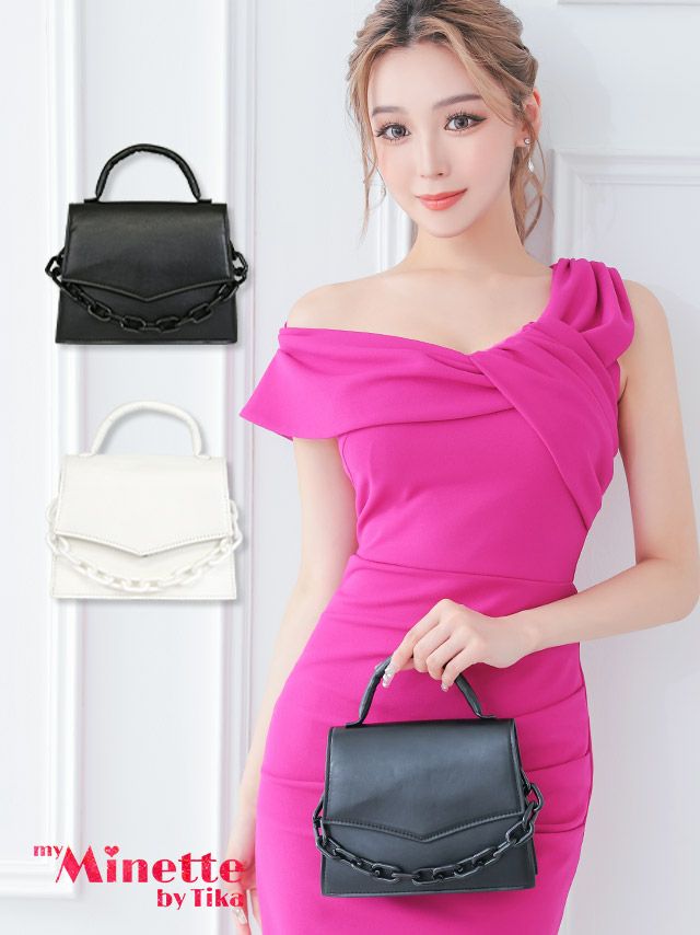 シンプルなワンカラーにチェーンがアクセントのシックなハンドバッグ