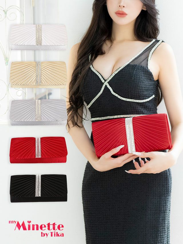 ブラックドレスにこそ映えるレッドカラーが華やかでワンランク上のコーデになること間違いなしの上品クラッチバッグ
