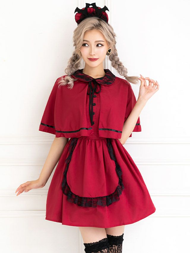 赤と黒の配色がシックな雰囲気のレトロガーリーなメイドコスプレ