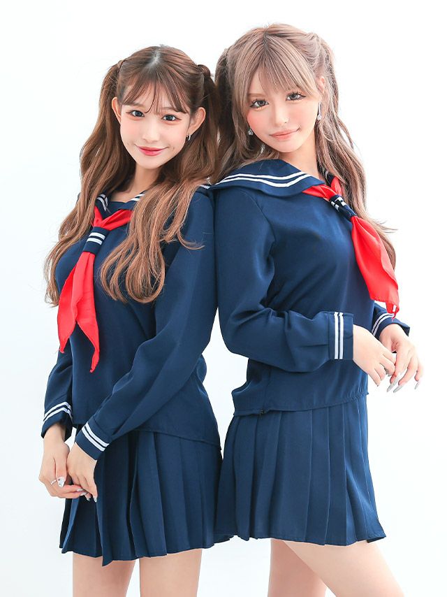 紺地に真っ赤なリボンが映える王道ミニスカセーラー服コスプレ
