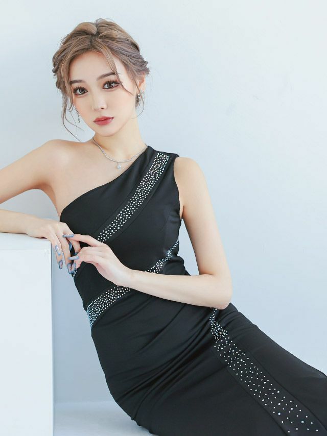 さりげないスタイルアップ魅せ間違いなしの流れるようなラインストーンデザインが上品なロングマーメイドドレス