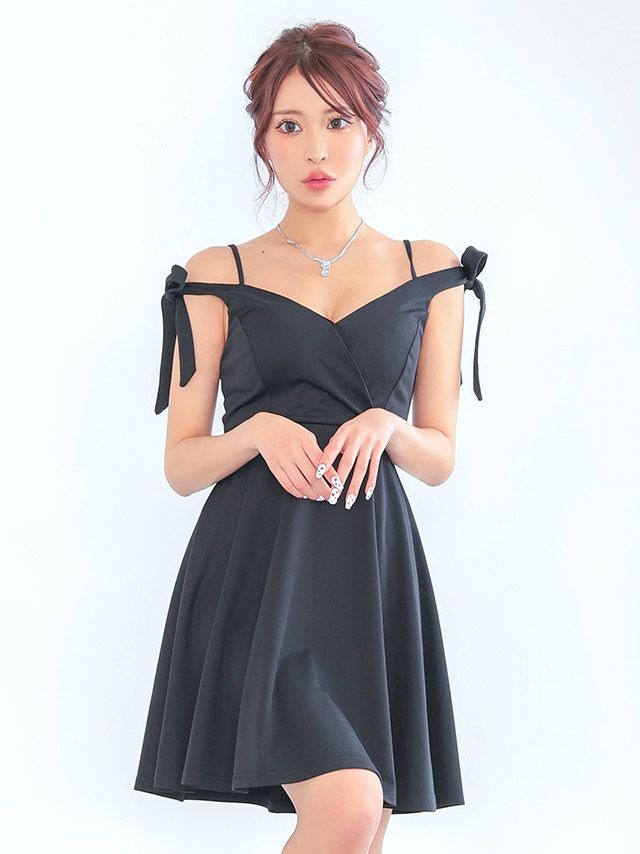 シックな黒に肩のリボンが可愛く華奢魅せを叶えるフレアミニドレス