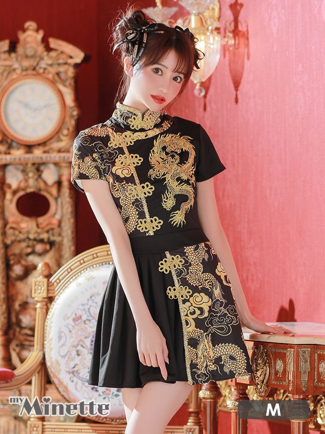 黒のドレスに映える金色のドラゴンが存在感バッチリ！フレアなシルエットで可愛さも忘れないチャイナコスプレ