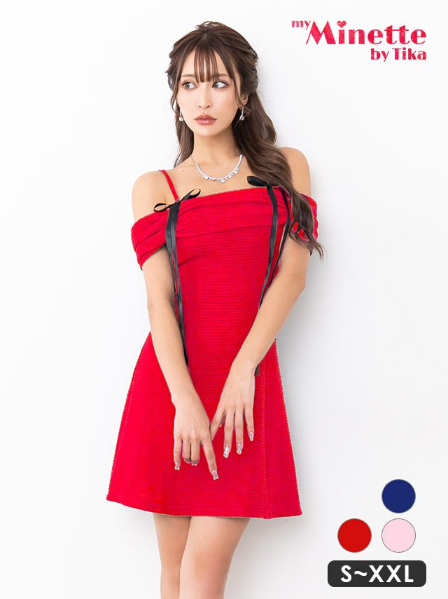 目を惹く真っ赤なドレスに黒のリボンがアクセントのオフショル風フレアミニドレス