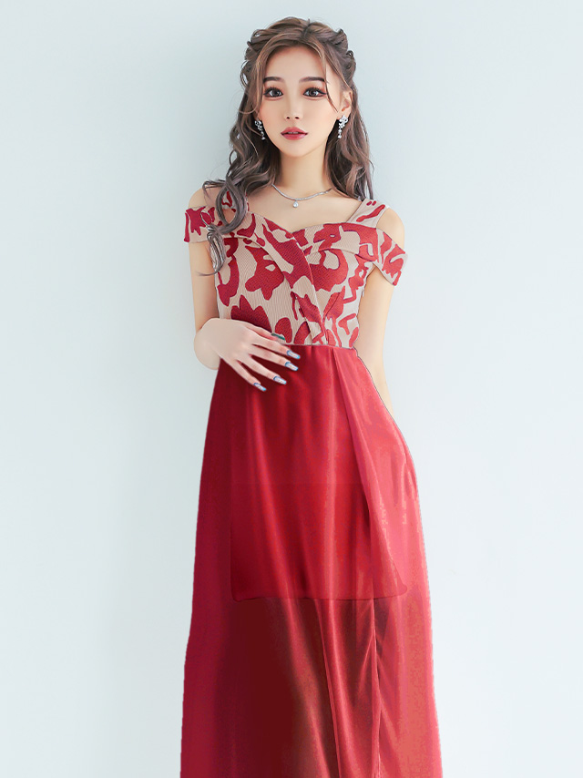 ジャガード生地の重厚感とスリットの色気が共存する、クラシカルで華やかなロングドレス