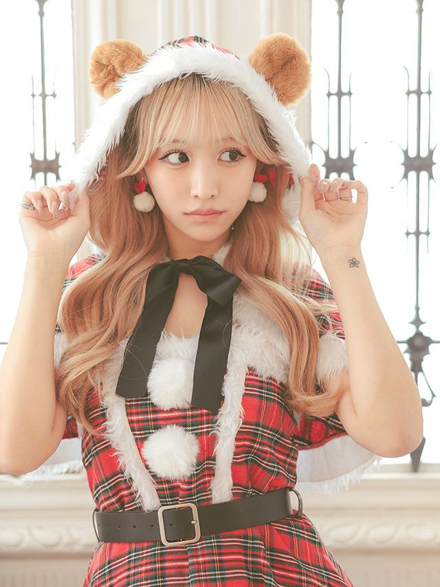 くまの耳が可愛いチェックサンタコスプレ