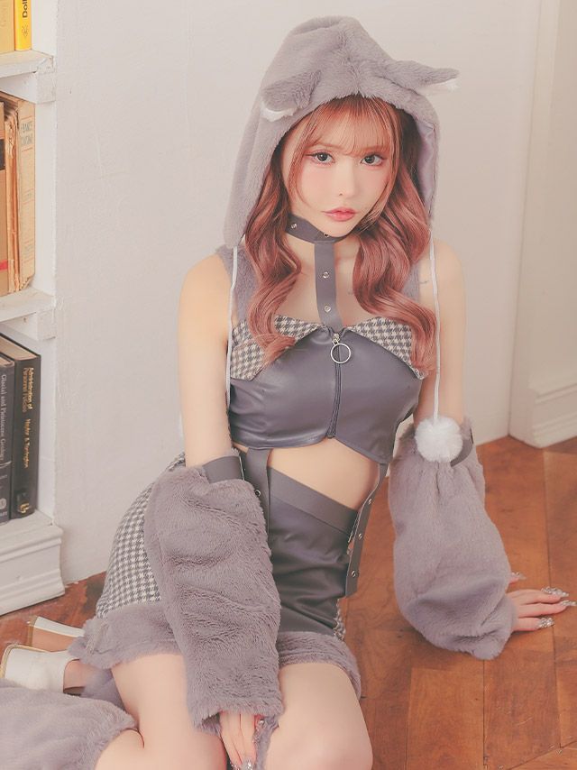 もこもこ狼フードにちょっぴりハードなレザートップスの狼コスプレ