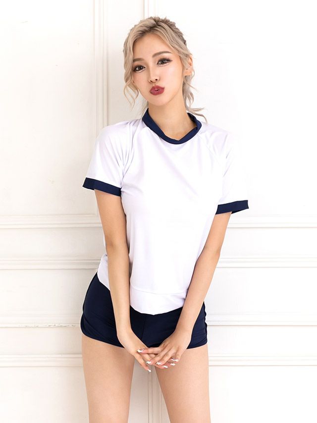 ショートパンツがちょっぴりセクシーなシンプル体操服コスプレ