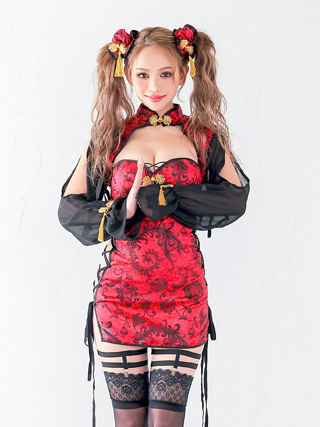 胸元が空いたデザインにサイドのレースアップがセクシーなチャイナコスプレ