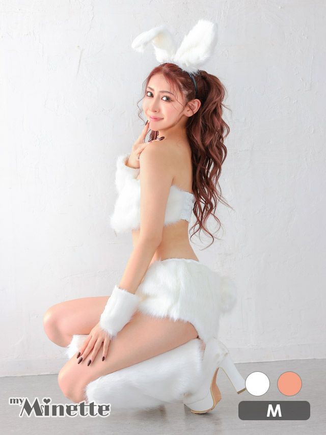 ふわもこ素材が愛らしいガーリーなバニーコスプレ