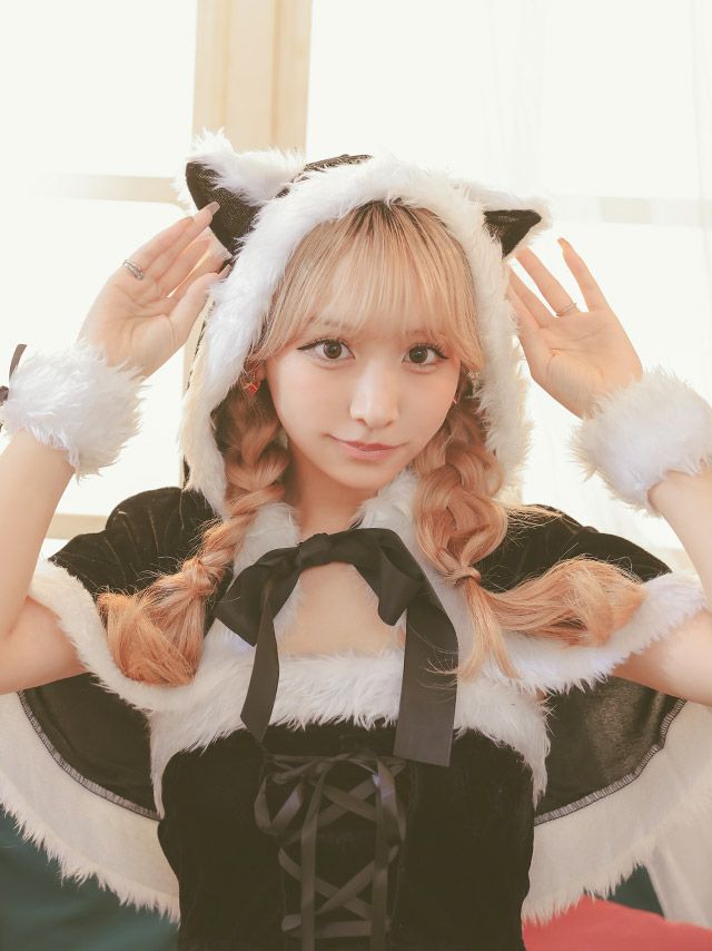 ちょっぴり小悪魔チックなブラックキャットサンタコスプレ