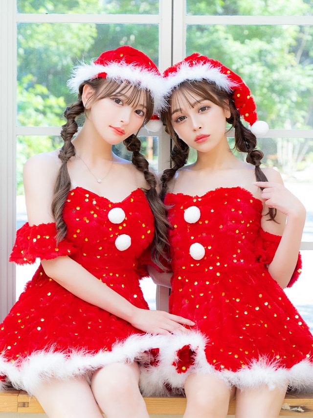 高見え生地でできたオフショルサンタコスプレ