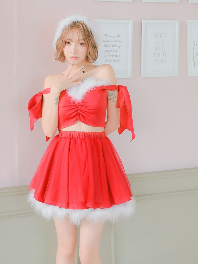 大きなリボンがガーリーなオフショルサンタコスプレ