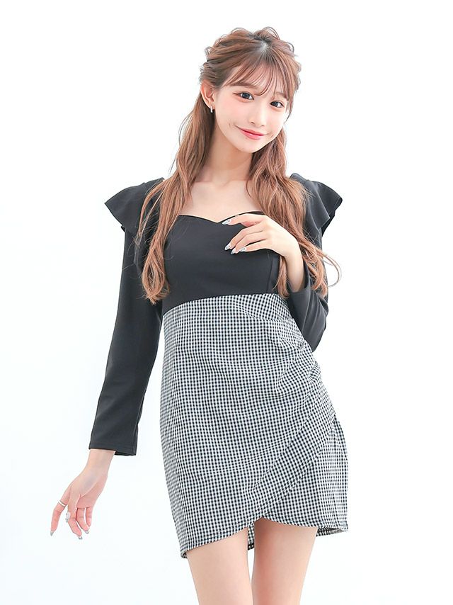ショルダーフリルとチェック柄が絶妙にマッチした、清楚で華やかな印象のタイトミニドレス。