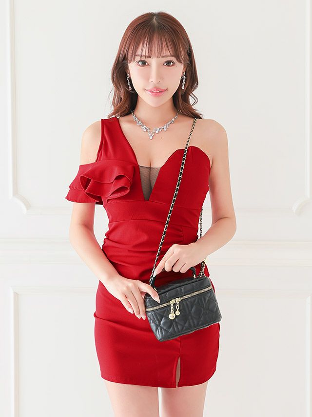 バストのデザインと深みのある赤色が色気を出してくれるタイトミニドレス