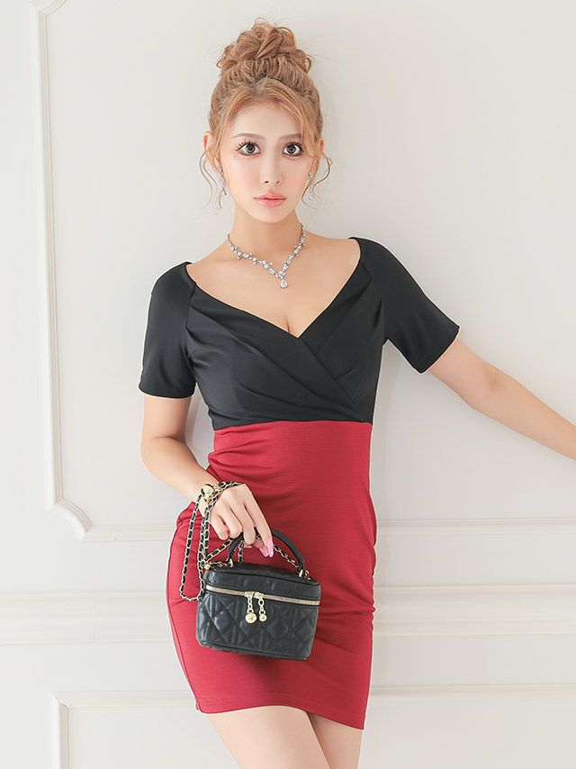 大胆なウエスト切り替えでスタイルアップできるタイトミニドレス