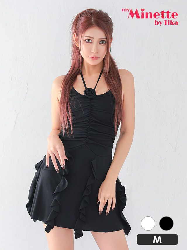 クールなブラックデザインにフリルが可愛く映えるミニドレス