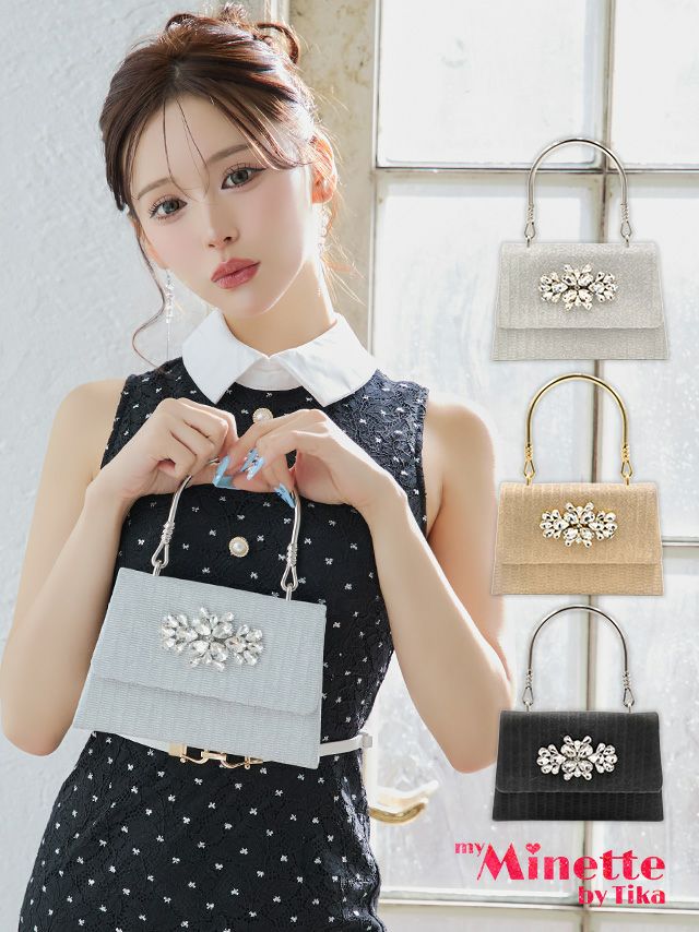 華やかなグリッターバックに大きなビジューがアクセントとなったミニハンドバッグ