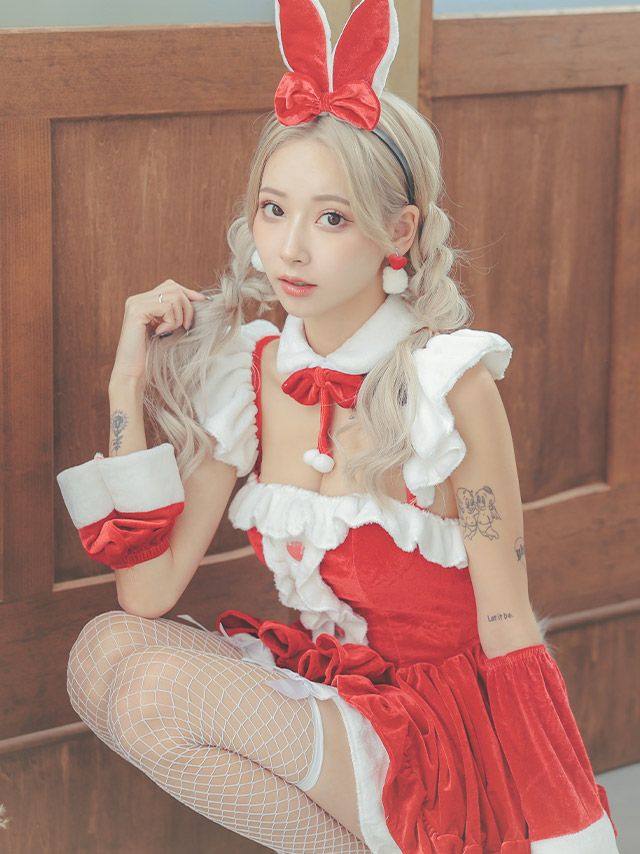 肩のフリルが可愛いデザインのうさ耳サンタコスプレ