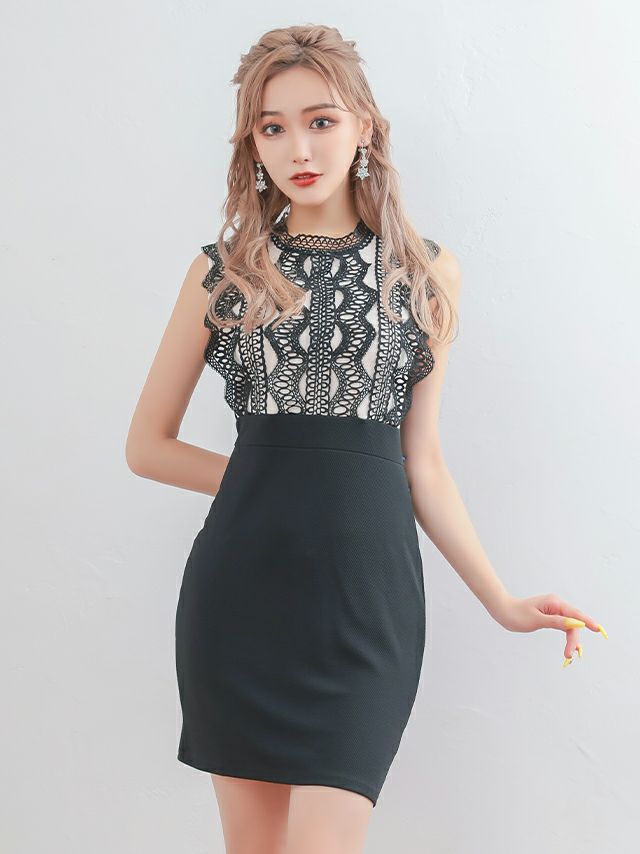 抜け感のあるレーストップスにタイトなスカートが落ち着いた雰囲気のミニドレス