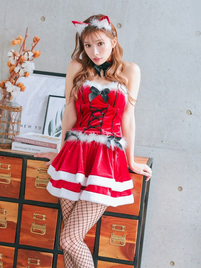 赤いドレスに黒のレースアップデザインが魅惑的な小悪魔猫耳サンタコスプレ