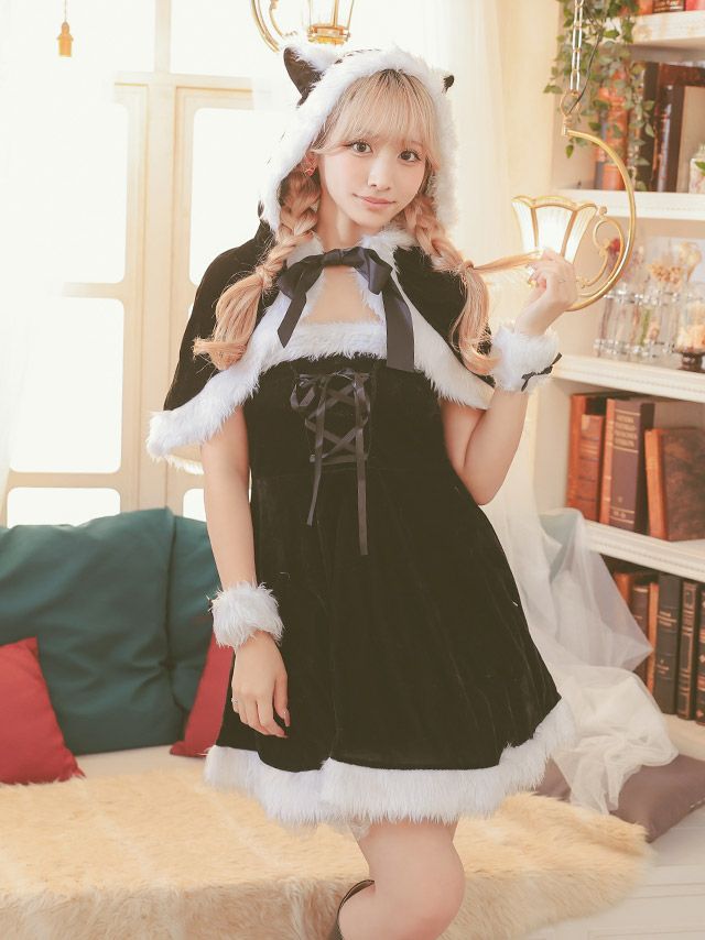 ふわもこのファーがキュートでブラックでクールに引き締める大人可愛いサンタコス