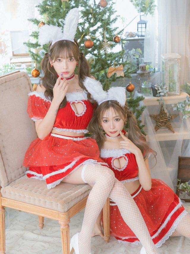 大きなうさ耳に胸元のハートカットがセクシーな魅惑的バニーサンタコスプレ