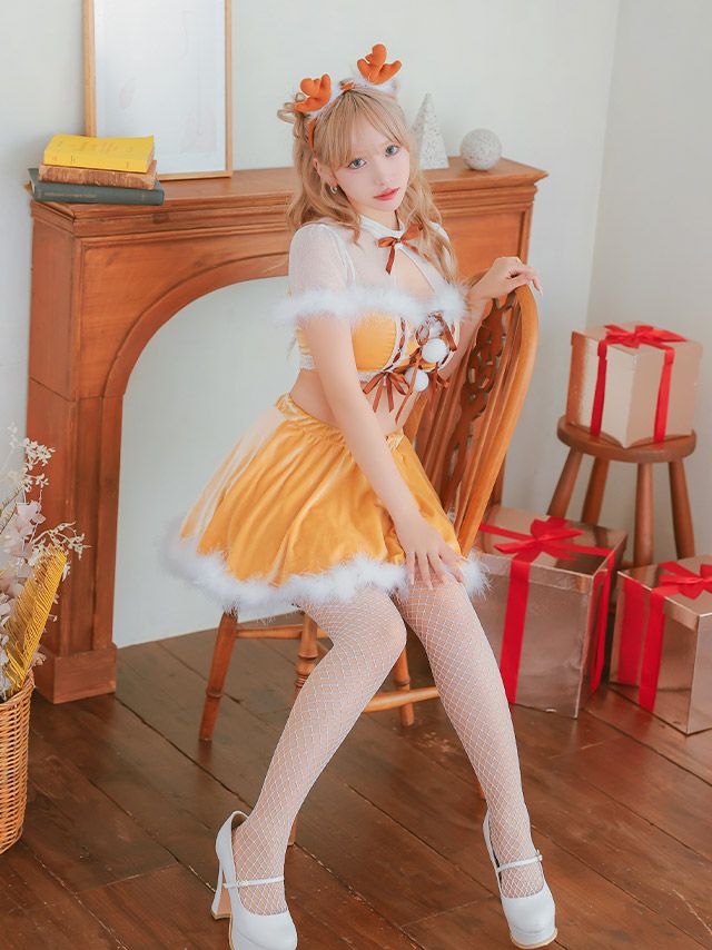 人と被りたくないあなたに！華やかなカラーが可愛いトナカイコスプレ