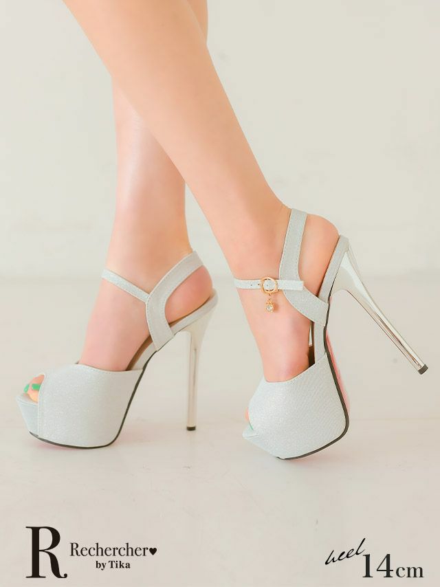 抜け感を作るオープントゥデザインが洗練された印象を作るハイヒールパンプス