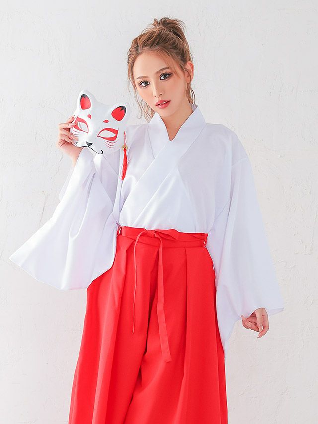 伝統的な和装デザインをベースにしたコスチュームで、新年やイベント、祭りごとに映える巫女スタイル