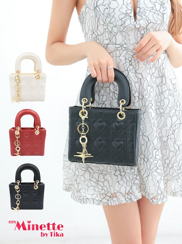 高級感のあるキルティング素材にゴールドチャームがアクセントとなったハンドミニバッグ