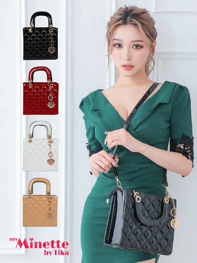 高級感のあるキルティング素材にアクセントのチャーム付きが嬉しい2wayショルダーバッグ