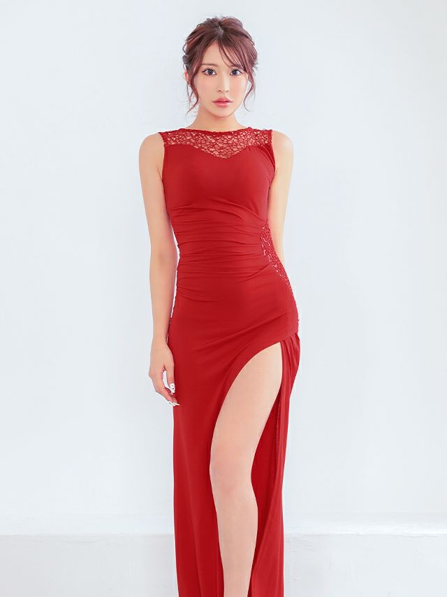 繊細レースがデコルテを上品に飾りタイトなシルエットがボディラインを美しく引き立てるレッドロングドレス