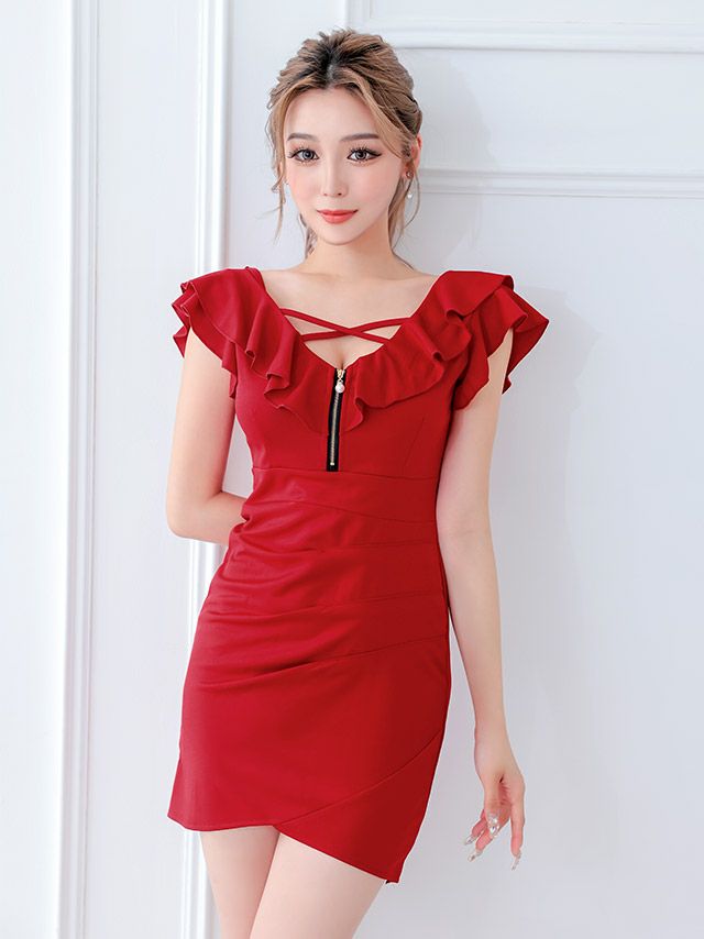 胸元の華奢なストラップとジップデザインが視線を惹きつける情熱的なレッドカラータイトミニドレス