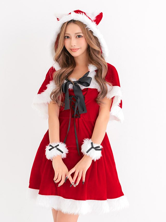 赤いドレスに映えるブラックリボンがキュートな愛らしい猫耳サンタコスプレ