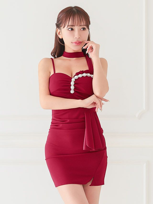 深いレッドカラーにチョーカー風デザインが洗練された色気を演出するタイトミニドレス