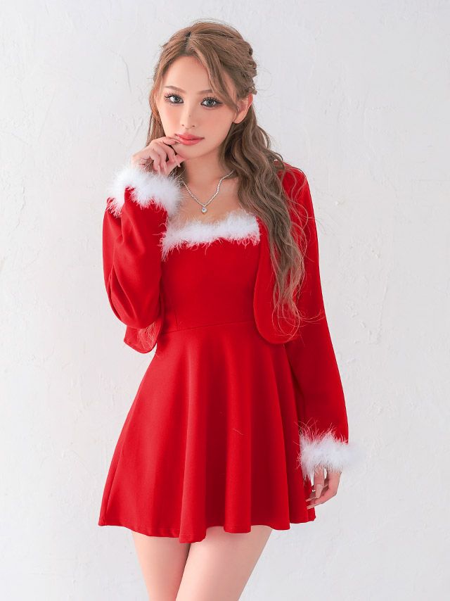デコルテと袖口のファーが儚げで可愛い雰囲気醸し出す大人フェミニンなサンタコスプレ