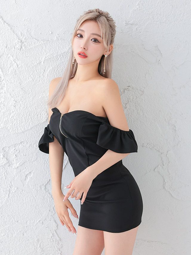 大胆なオフショルスタイルにもできる2wayデザインに大人気バストジップが大人の色気をしっかりアピールできるタイトミニドレス