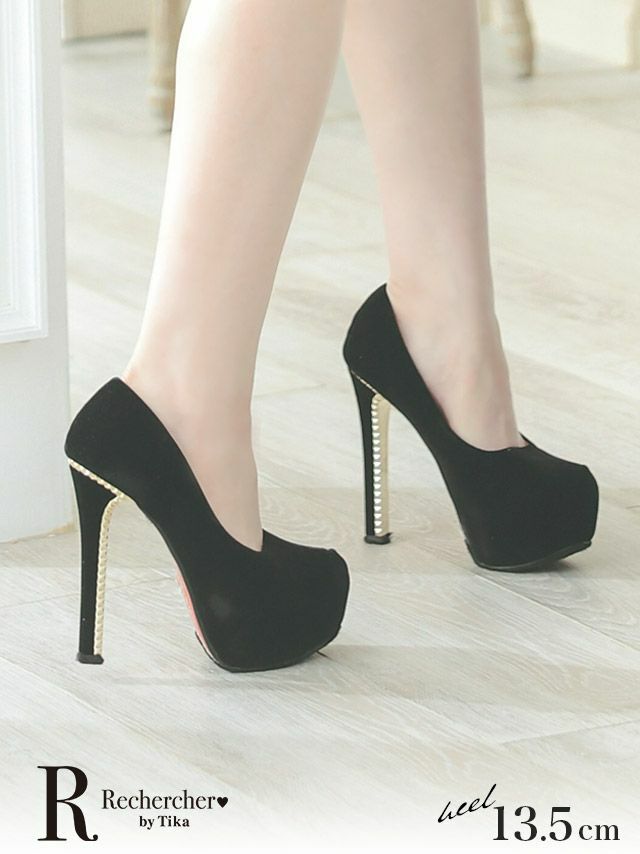 シンプルなデザインにヒールのパールラインがさりげないアクセントになったハイヒールパンプス