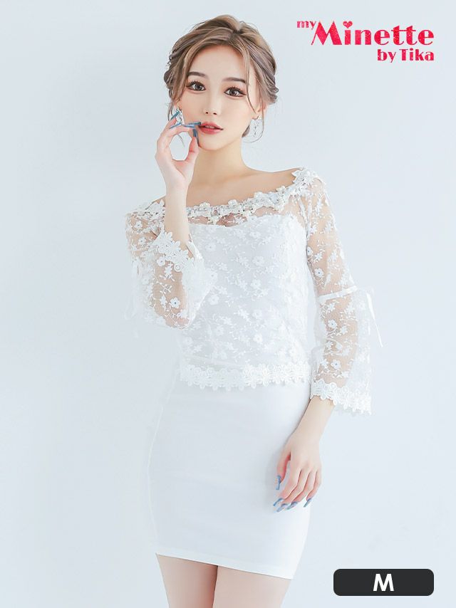 シアーフラワーレースが愛らしいホワイトタイトドレス