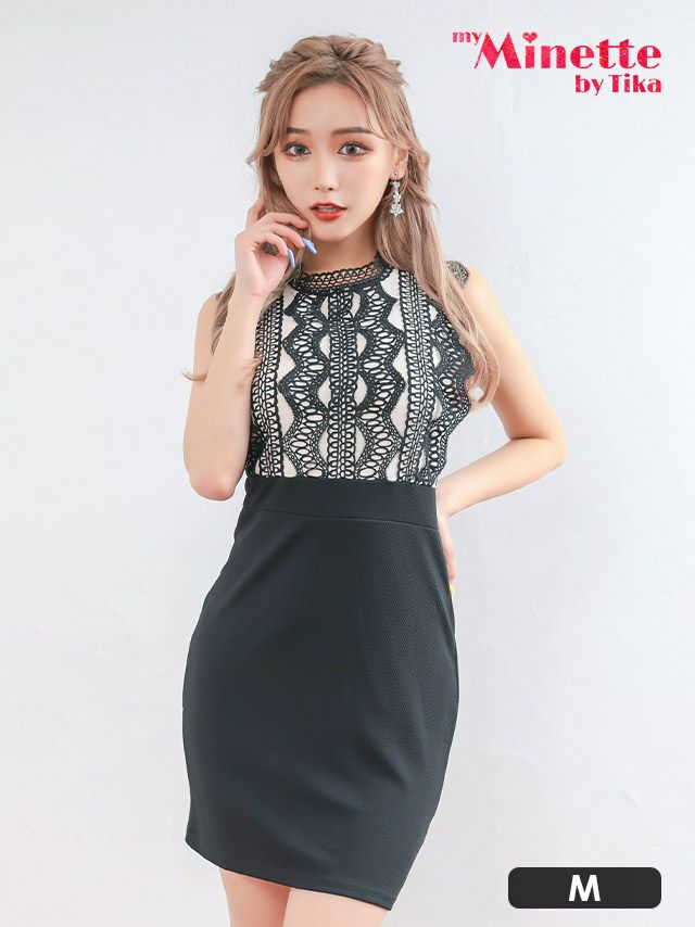 レースデザインの切り返しでスタイルアップ効果を生み出すタイトドレス